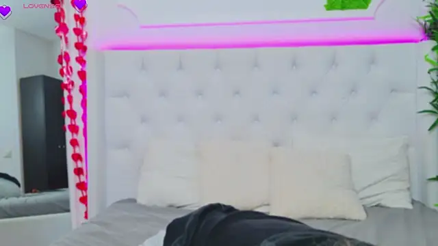 Snapshot of AriannaSins chatting on 03.17.25 AriannaSins online show from 03.17.25