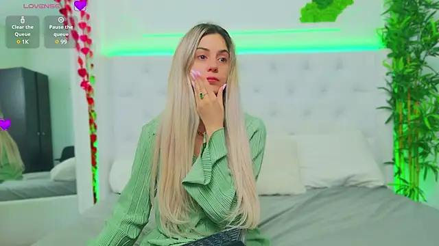 Snapshot of AriannaSins chatting on 03.18.25 AriannaSins online show from 03.18.25