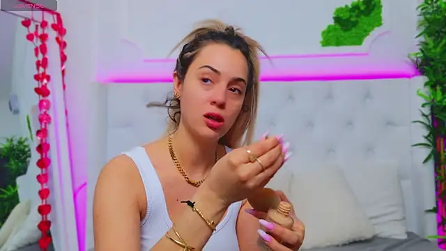 Snapshot of AriannaSins chatting on 03.22.25 AriannaSins online show from 03.22.25