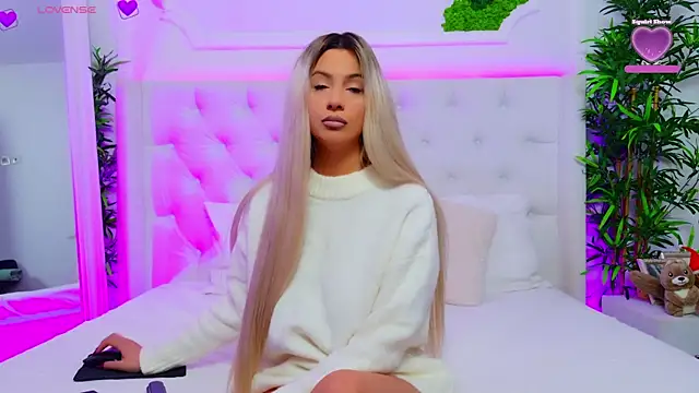 Snapshot of AriannaSins chatting on 12.16.25 AriannaSins online show from 12.16.25