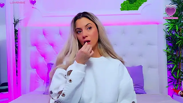 Snapshot of AriannaSins chatting on 12.19.25 AriannaSins online show from 12.19.25