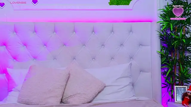 Snapshot of AriannaSins chatting on 12.22.25 AriannaSins online show from 12.22.25