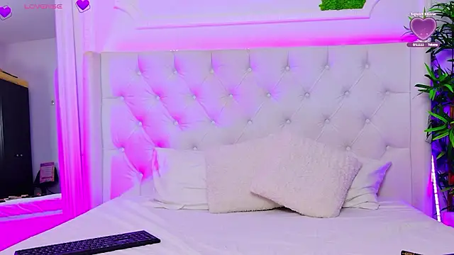 Snapshot of AriannaSins chatting on 02.25.26 AriannaSins online show from 02.25.26