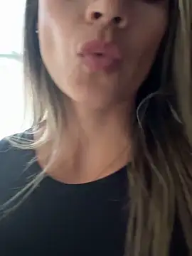 Snapshot of valentina_herrrera chatting on 10.31.25 valentina herrrera online show from 10.31.25