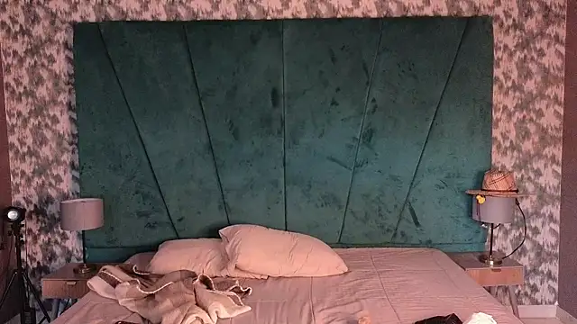 Aaron Eze online show from 04.03.26