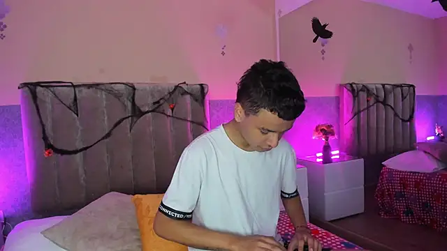 Snapshot of Xavier_Fox___ chatting on 10.18.25 Xavier Fox online show from 10.18.25