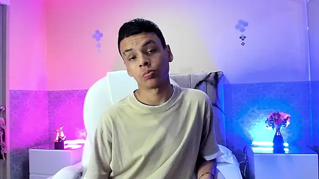 Snapshot of Xavier_Fox___ chatting on 10.21.25 Xavier Fox online show from 10.21.25