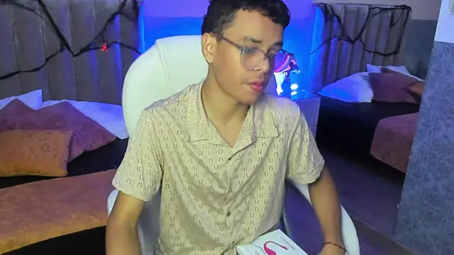 Snapshot of Xavier_Fox___ chatting on 10.28.25 Xavier Fox online show from 10.28.25