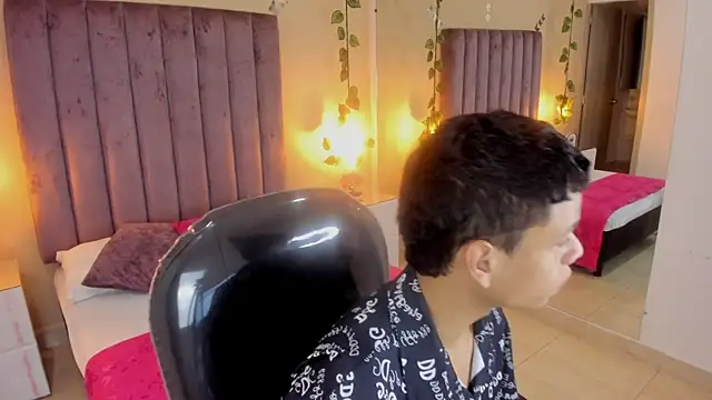 Snapshot of Xavier_Fox___ chatting on 11.11.25 Xavier Fox online show from 11.11.25