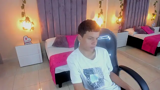 Snapshot of Xavier_Fox___ chatting on 11.12.25 Xavier Fox online show from 11.12.25