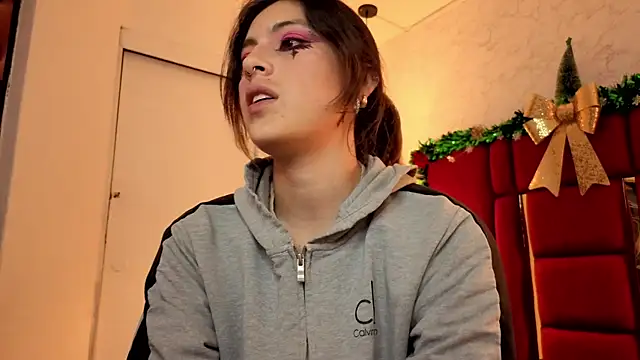 Snapshot of moon_winy chatting on 12.21.25 moon winy online show from 12.21.25