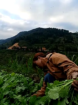 Snapshot of omai-ngot chatting on 11.22.25 omai-ngot online show from 11.22.25