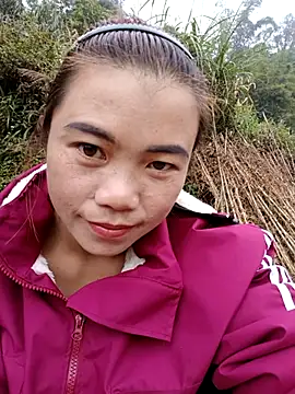 Snapshot of omai-ngot chatting on 12.04.25 omai-ngot online show from 12.04.25