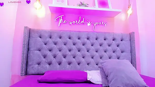 Snapshot of Sophiia_77 chatting on 11.16.25 Sophiia 77 online show from 11.16.25