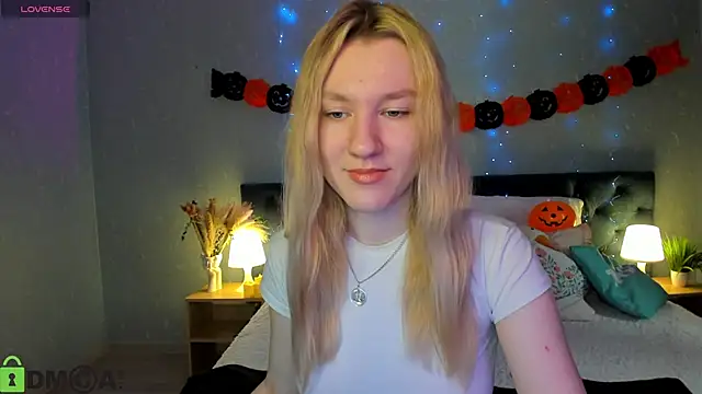 LinaRayy online show from 10.22.25