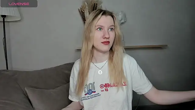 LinaRayy online show from 12.02.25