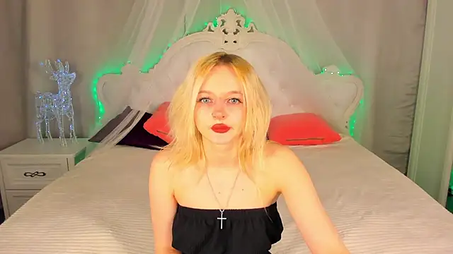 Snapshot of AlessaKiss chatting on 12.18.25 AlessaKiss online show from 12.18.25