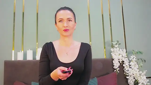 Snapshot of JaneWalch chatting on 11.17.25 JaneWalch online show from 11.17.25