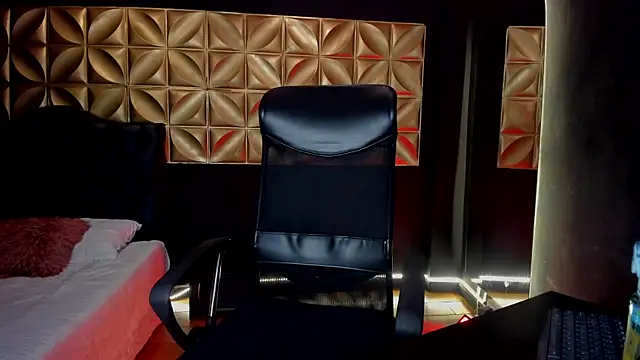 lovenatasha  online show from 10.30.25