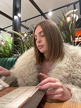 Snapshot of VIP_MILENA chatting on 11.25.25 VIP MILENA online show from 11.25.25