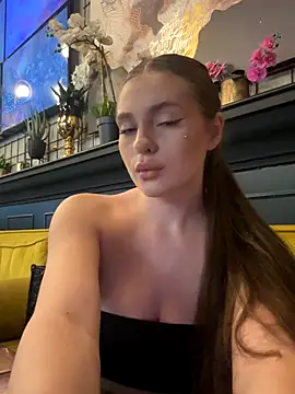Snapshot of VIP_MILENA chatting on 11.26.25 VIP MILENA online show from 11.26.25