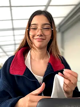 Snapshot of MiaaCute- chatting on 10.21.25 MiaaCute- online show from 10.21.25