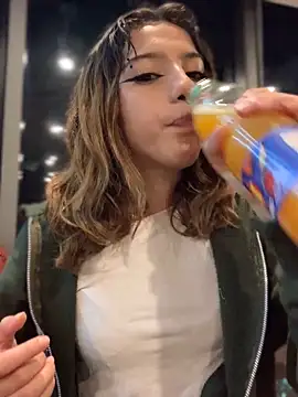 Snapshot of MiaaCute- chatting on 12.19.25 MiaaCute- online show from 12.19.25