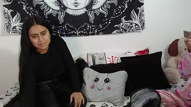 Snapshot of emily_n_abby chatting on 10.27.25 emily n abby online show from 10.27.25