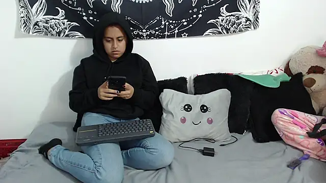 Snapshot of emily_n_abby chatting on 11.19.25 emily n abby online show from 11.19.25