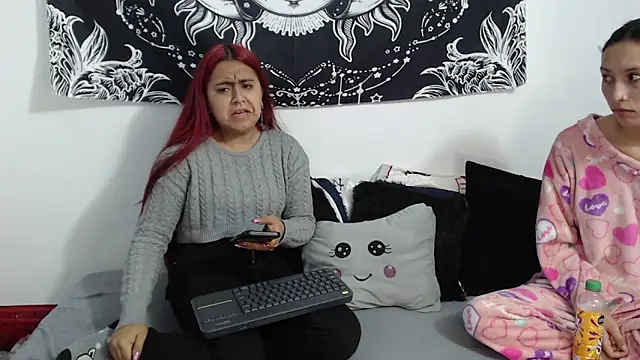 Snapshot of emily_n_abby chatting on 12.01.25 emily n abby online show from 12.01.25