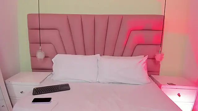 Coral Jhones online show from 12.17.25