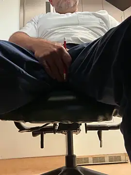 Snapshot of 1totangox chatting on 12.13.25 1totangox online show from 12.13.25