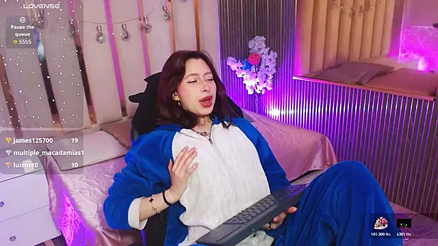 Snapshot of KATANA_TAY chatting on 12.19.25 KATANA TAY online show from 12.19.25