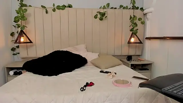 Amelia Brixton online show from 11.30.25