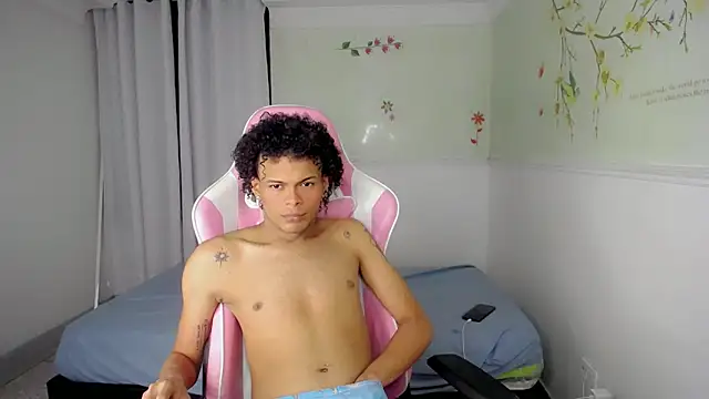 Snapshot of chloe_king chatting on 12.16.25 chloe king online show from 12.16.25