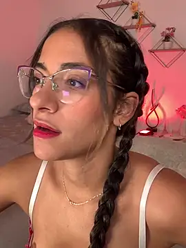 Snapshot of elegant__rouse chatting on 05.19.26 elegant rouse online show from 05.19.26