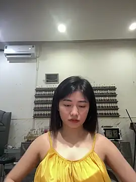 Yiyi cute online show from 10.17.25