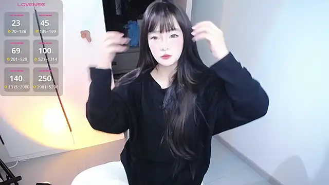 Snapshot of Kinadolly chatting on 10.28.25 Kinadolly online show from 10.28.25