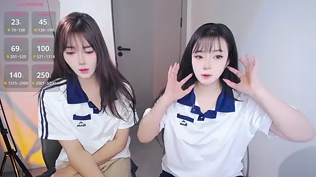 Snapshot of Kinadolly chatting on 11.21.25 Kinadolly online show from 11.21.25