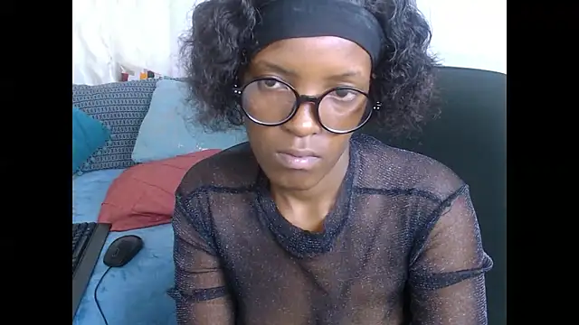 Snapshot of AfricanBarbiee69 chatting on 11.21.25 AfricanBarbiee69 online show from 11.21.25