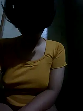 Snapshot of MiraAbellana chatting on 10.27.25 MiraAbellana online show from 10.27.25