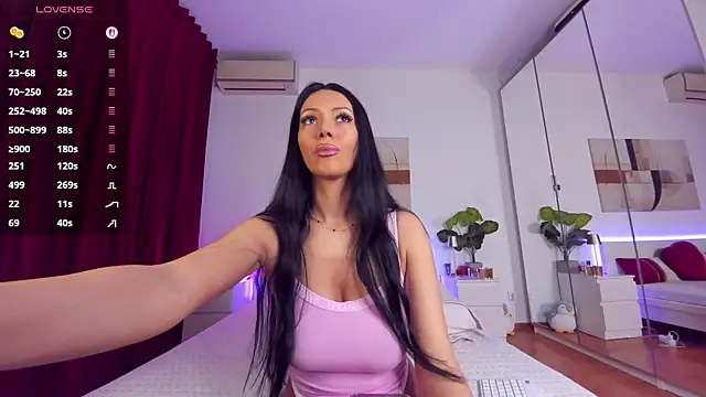 Snapshot of nadeen_na chatting on 12.18.25 nadeen na online show from 12.18.25