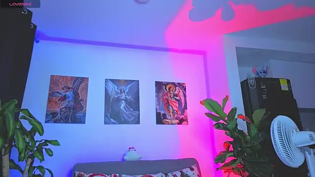 Snapshot of SophiaBerryy chatting on 12.04.25 SophiaBerryy online show from 12.04.25