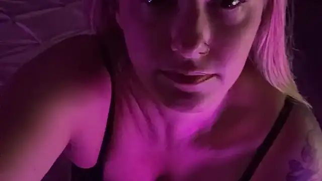 Snapshot of jvixen92 chatting on 10.20.25 jvixen92 online show from 10.20.25