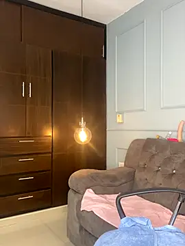 Orianabluee  online show from 11.20.25