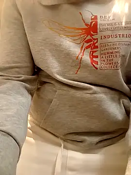 Snapshot of Belgianslut chatting on 12.18.25 Belgianslut online show from 12.18.25