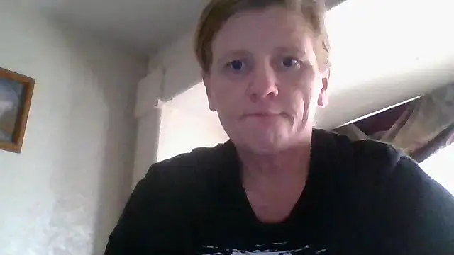 Snapshot of EazyEMLXL chatting on 11.05.25 EazyEMLXL online show from 11.05.25