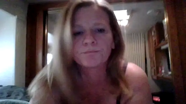 Snapshot of EazyEMLXL chatting on 11.10.25 EazyEMLXL online show from 11.10.25