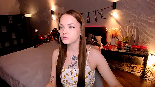 Snapshot of MelissaBell_ chatting on 10.28.25 MelissaBell online show from 10.28.25