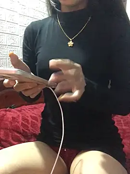 Snapshot of Kylie_beem chatting on 11.17.25 Kylie beem online show from 11.17.25